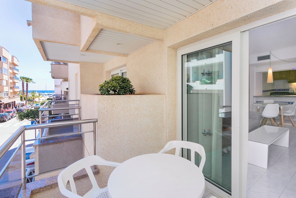 Duquesa Playa Aparthotel — Hotel building in Santa Eulalia, Balearic Islands