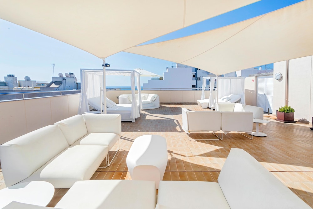 Duquesa Playa Aparthotel — Hotel building in Santa Eulalia, Balearic Islands