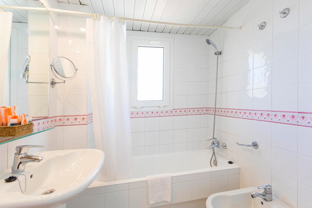 Duquesa Playa Aparthotel — Hotel rooms in Santa Eulalia, Balearic Islands