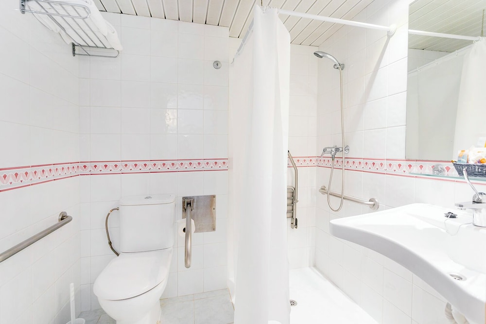 Duquesa Playa Aparthotel — Hotel rooms in Santa Eulalia, Balearic Islands