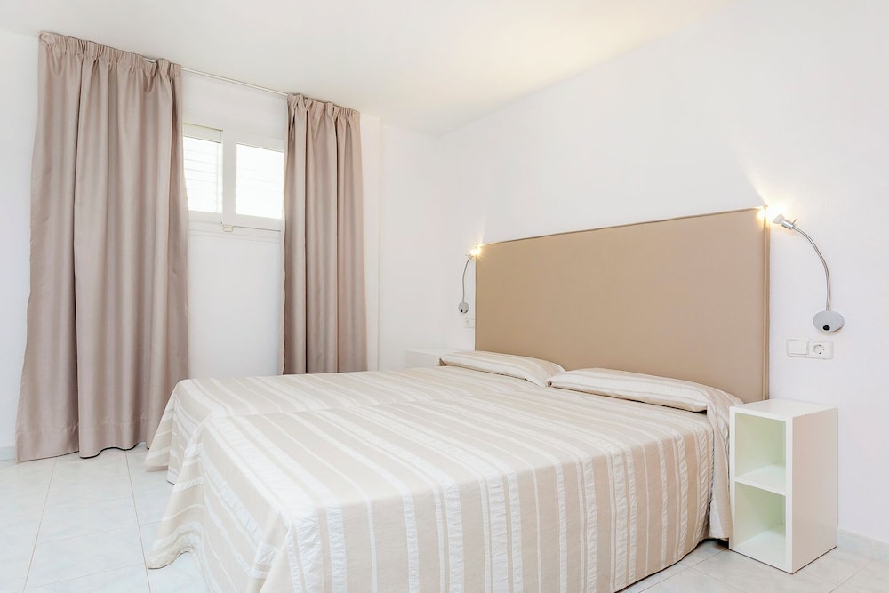Duquesa Playa Aparthotel — Hotel rooms in Santa Eulalia, Balearic Islands