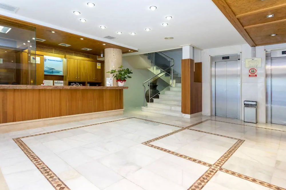 Duquesa Playa Aparthotel — Hotel building in Santa Eulalia, Balearic Islands