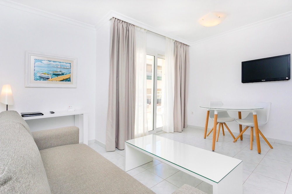 Duquesa Playa Aparthotel — Hotel rooms in Santa Eulalia, Balearic Islands