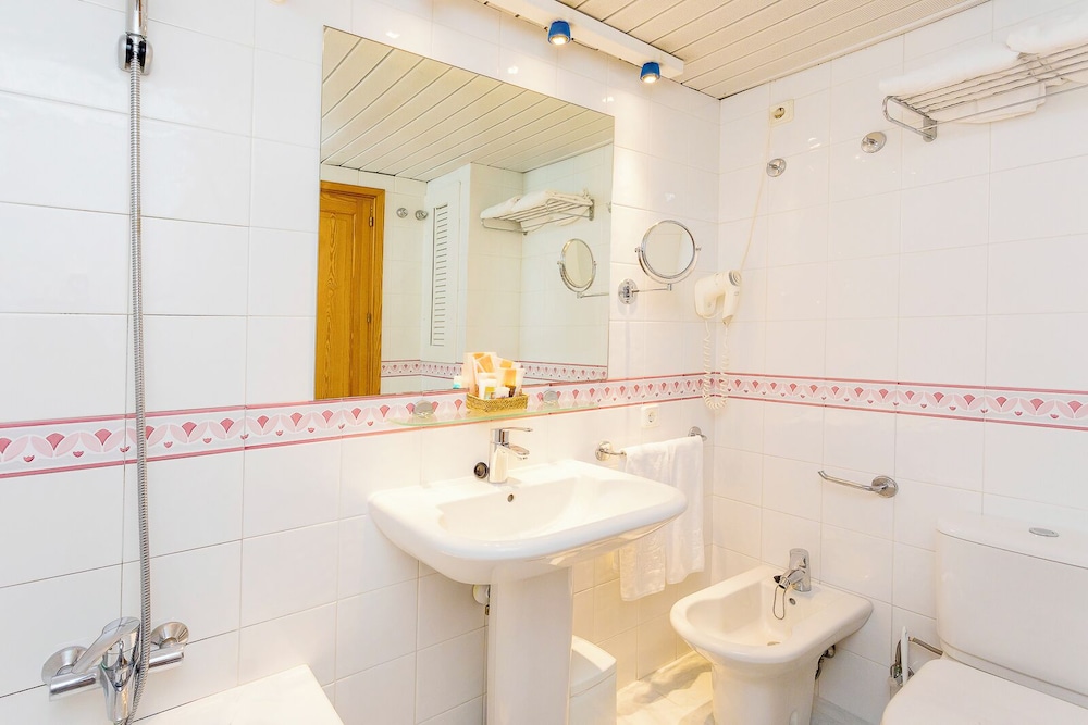 Duquesa Playa Aparthotel — Hotel rooms in Santa Eulalia, Balearic Islands