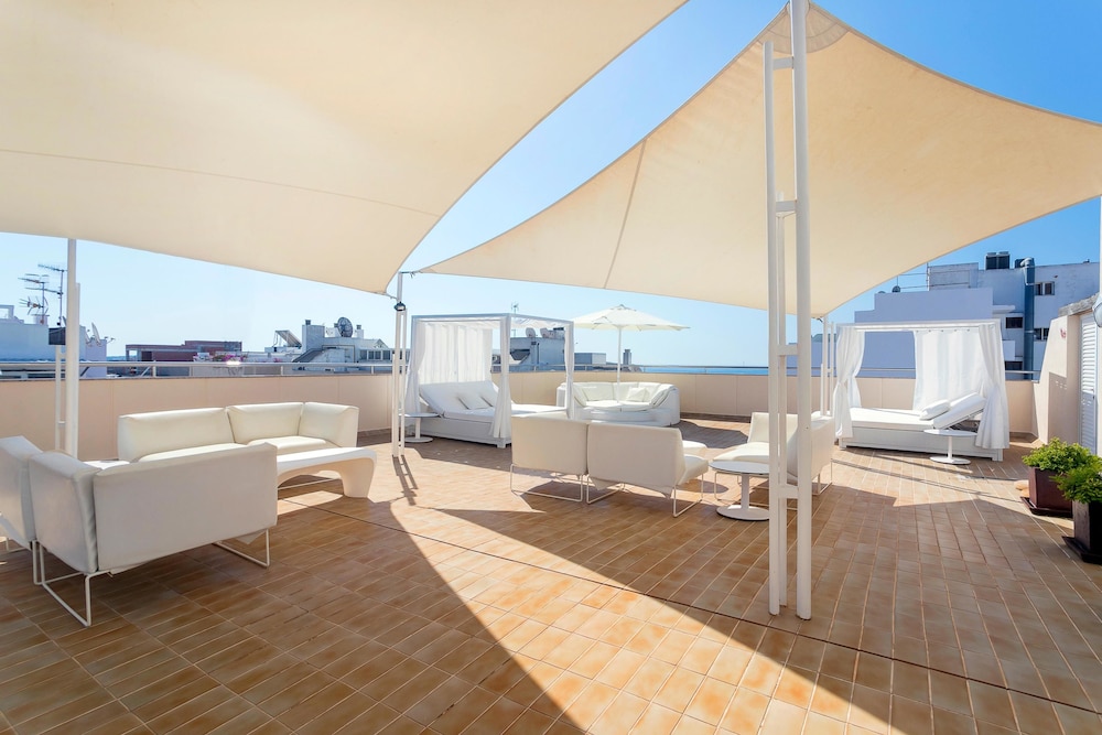 Duquesa Playa Aparthotel — Restaurant & bars in Santa Eulalia, Balearic Islands