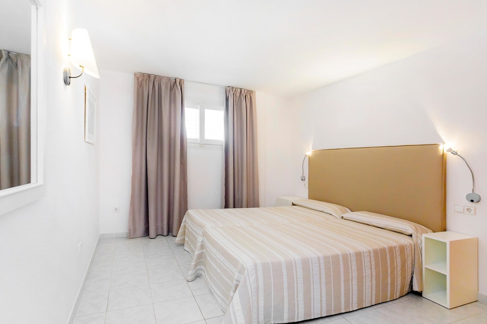 Duquesa Playa Aparthotel — Hotel rooms in Santa Eulalia, Balearic Islands