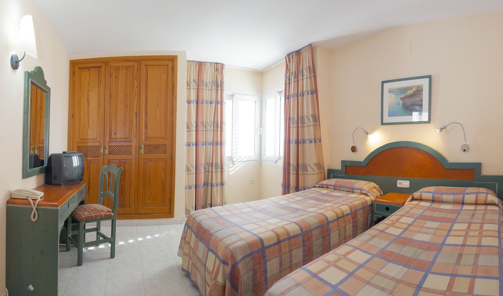Duquesa Playa Aparthotel — Hotel rooms in Santa Eulalia, Balearic Islands