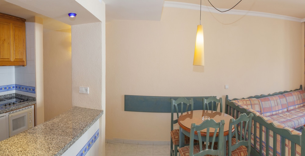 Duquesa Playa Aparthotel — Hotel rooms in Santa Eulalia, Balearic Islands