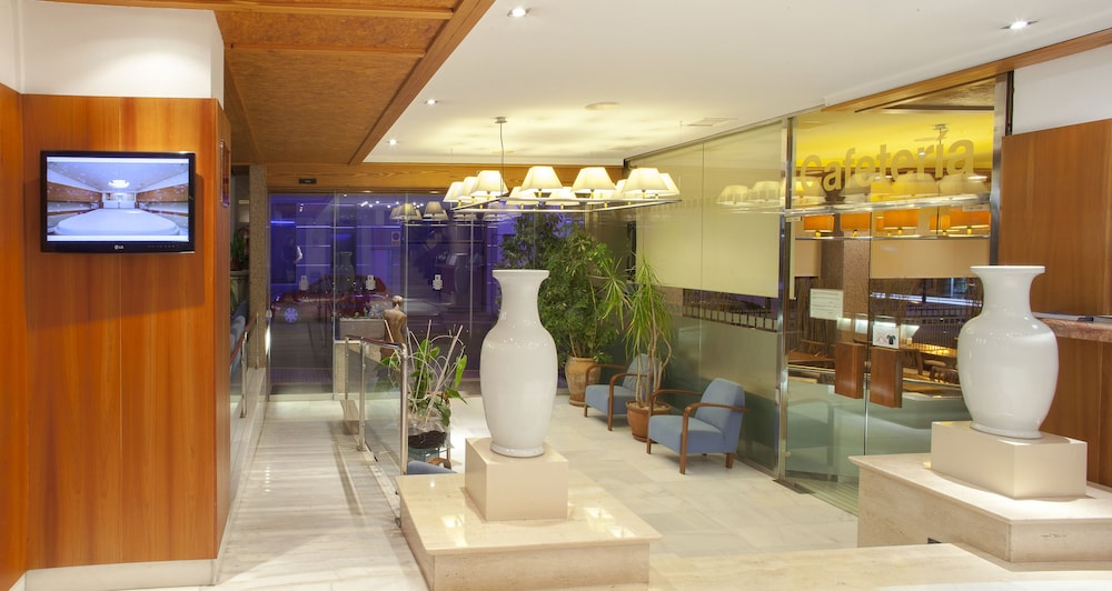 Duquesa Playa Aparthotel — Hotel building in Santa Eulalia, Balearic Islands