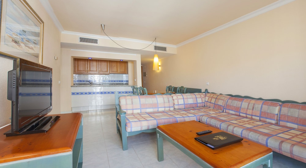 Duquesa Playa Aparthotel — Hotel rooms in Santa Eulalia, Balearic Islands