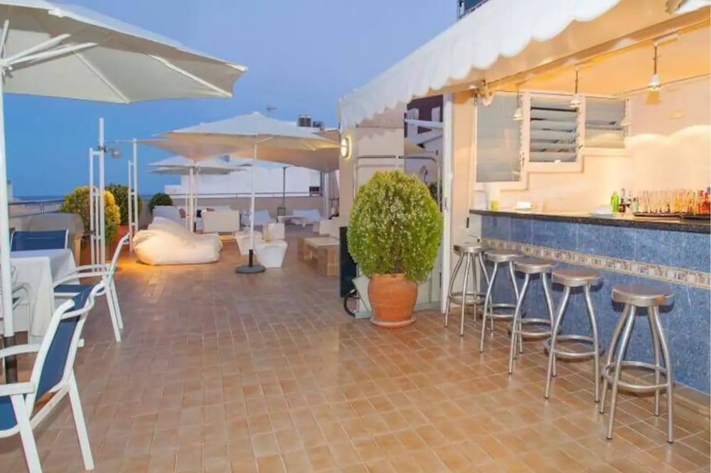 Duquesa Playa Aparthotel — Restaurant & bars in Santa Eulalia, Balearic Islands