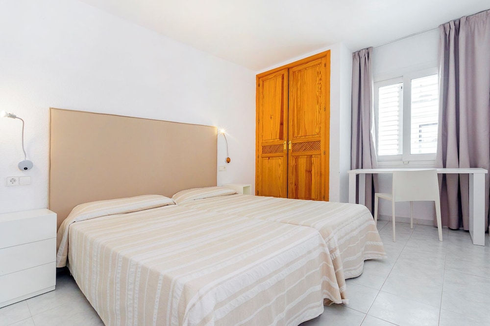 Duquesa Playa Aparthotel — Hotel rooms in Santa Eulalia, Balearic Islands
