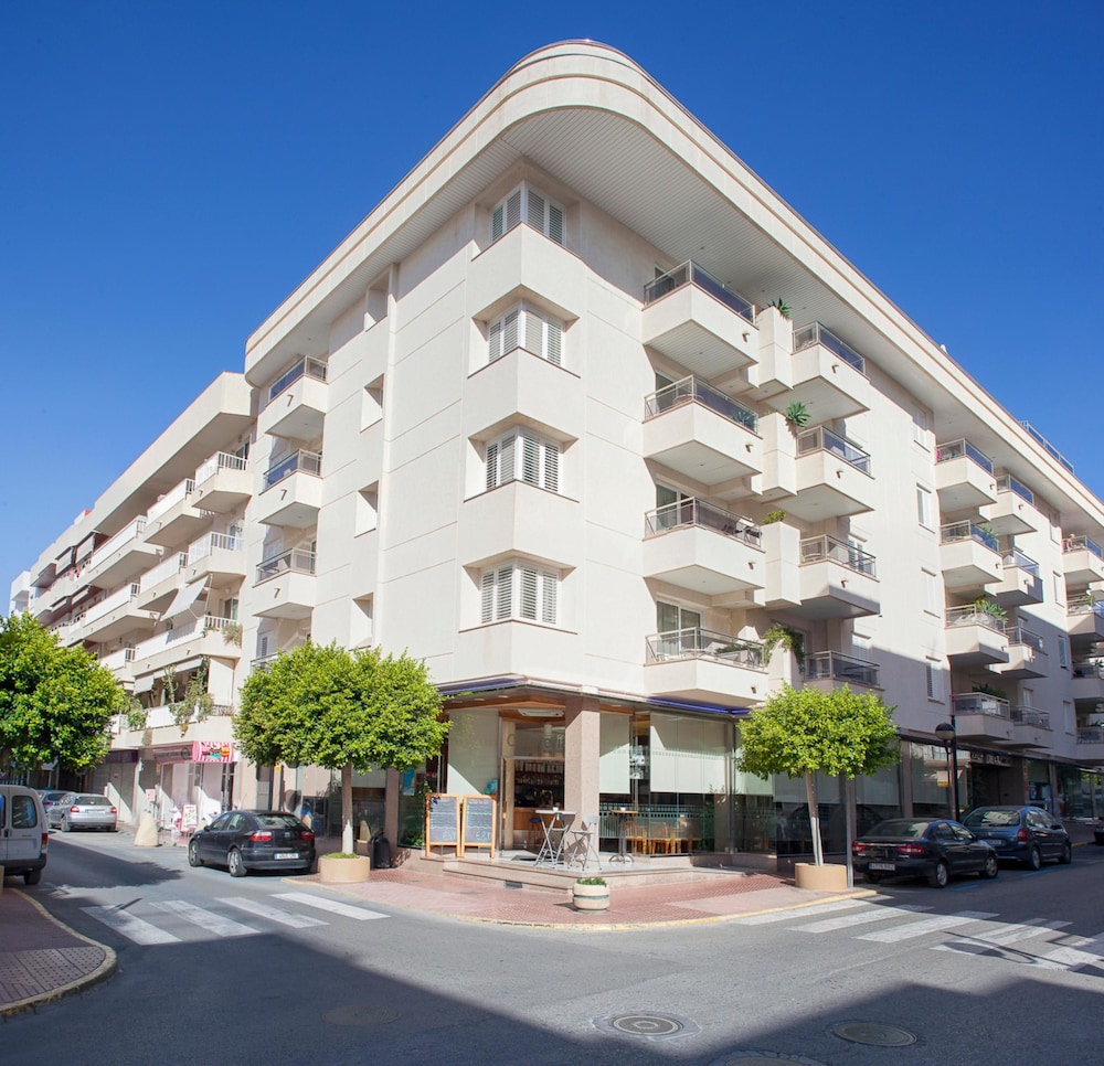 Duquesa Playa Aparthotel — Hotel building in Santa Eulalia, Balearic Islands