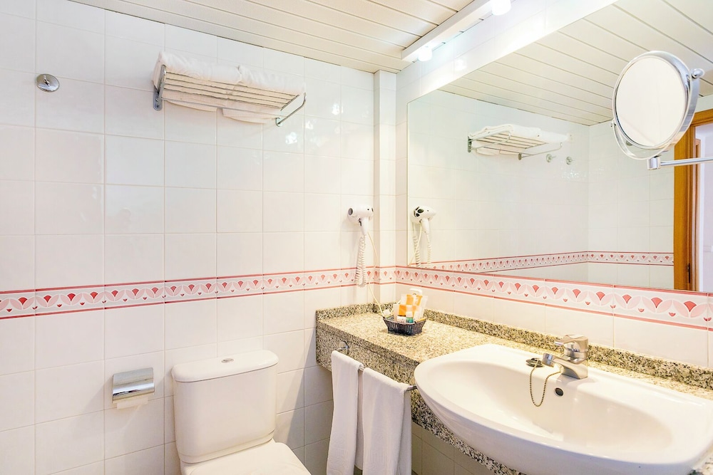 Duquesa Playa Aparthotel — Hotel rooms in Santa Eulalia, Balearic Islands