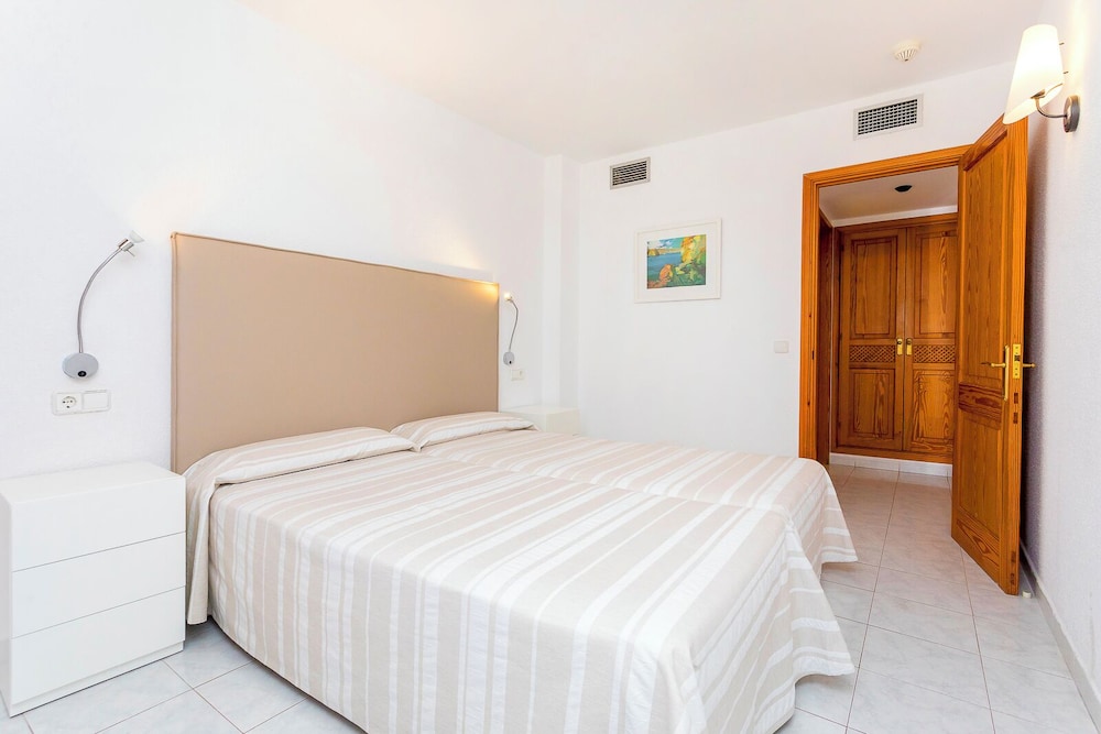 Duquesa Playa Aparthotel — Hotel rooms in Santa Eulalia, Balearic Islands