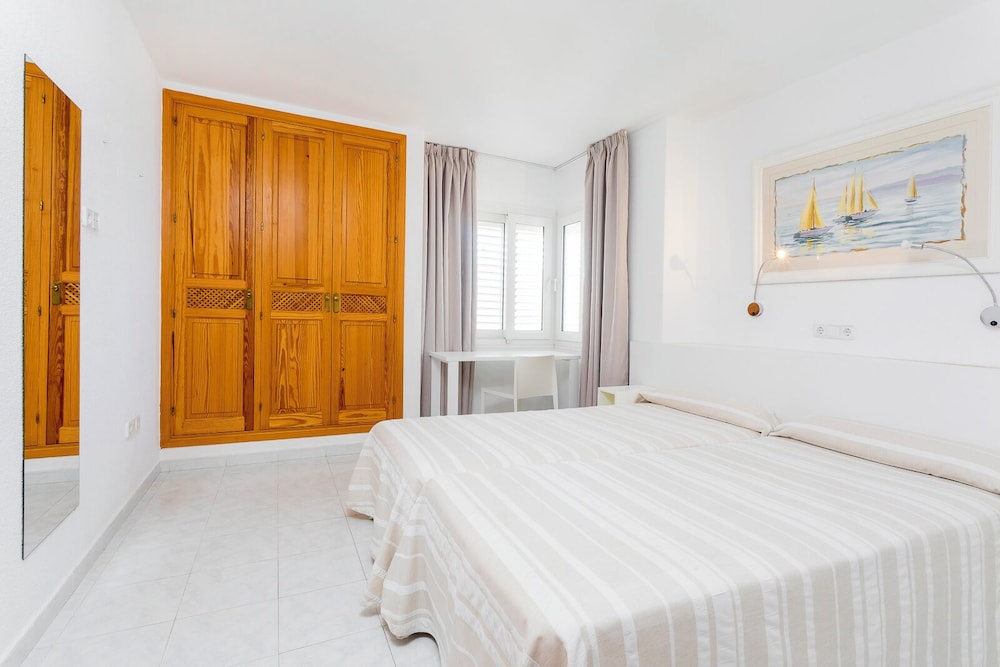 Duquesa Playa Aparthotel — Hotel rooms in Santa Eulalia, Balearic Islands