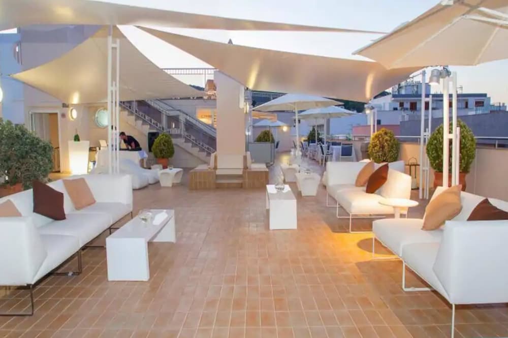 Duquesa Playa Aparthotel — Restaurant & bars in Santa Eulalia, Balearic Islands