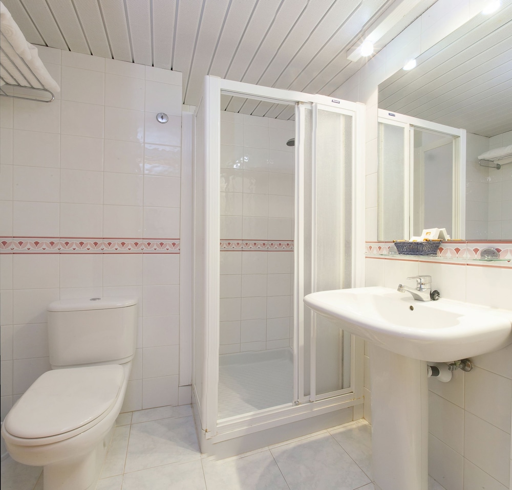 Duquesa Playa Aparthotel — Hotel rooms in Santa Eulalia, Balearic Islands