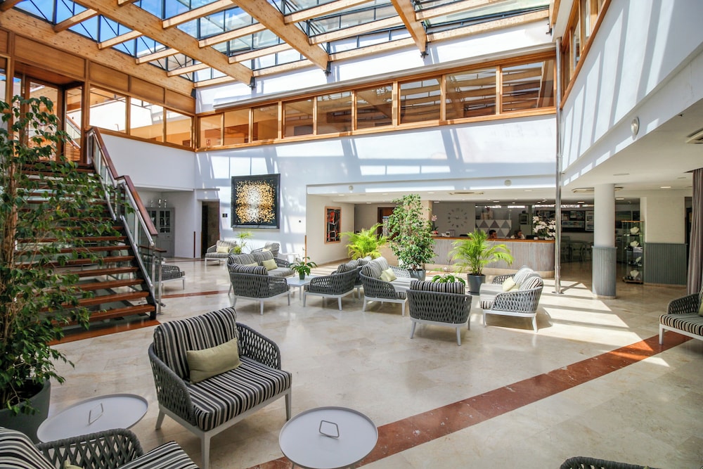 Aparthotel Duva & Spa — Hotel building in Puerto Pollensa, Balearic Islands