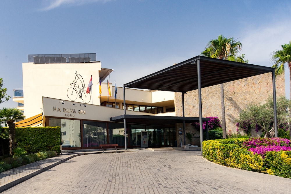 Aparthotel Duva & Spa — Hotel building in Puerto Pollensa, Balearic Islands