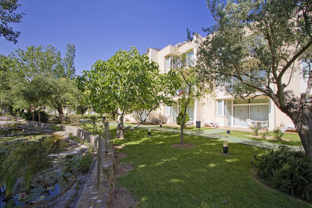 Aparthotel Duva & Spa — Hotel building in Puerto Pollensa, Balearic Islands