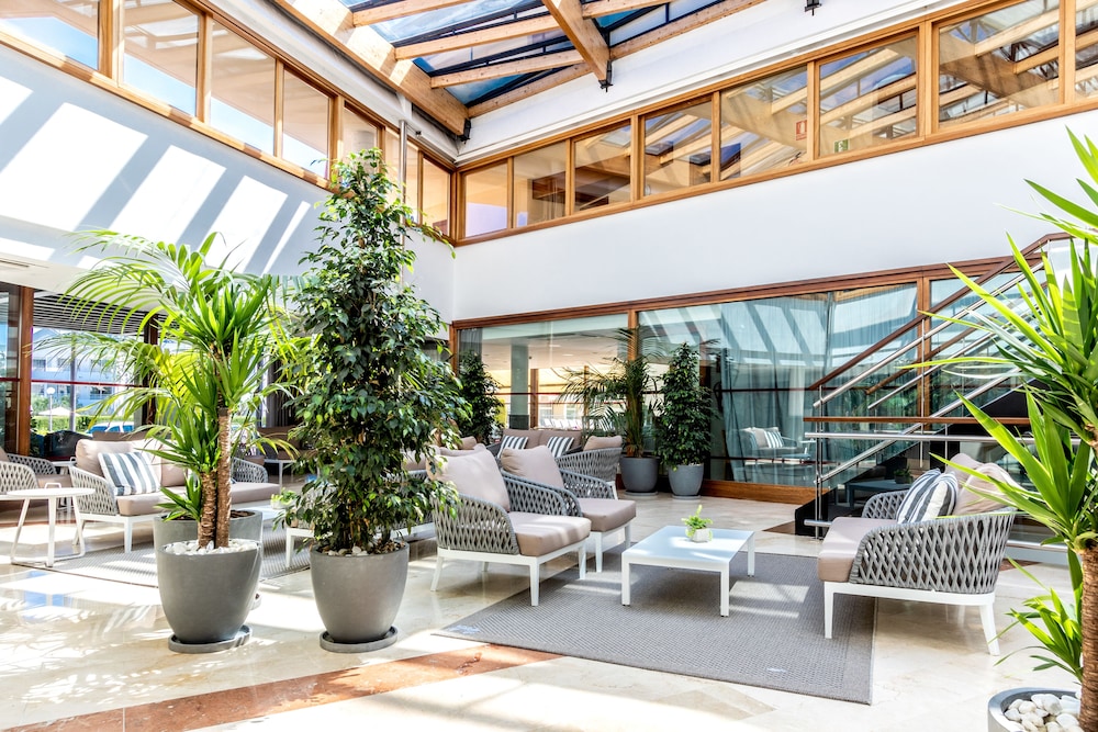 Aparthotel Duva & Spa — Hotel building in Puerto Pollensa, Balearic Islands