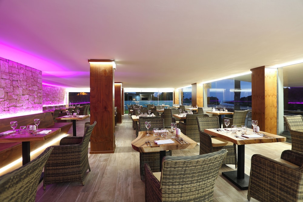 Sandos El Greco Hotel - Adults Only — Restaurant & bars in Portinatx, Balearic Islands