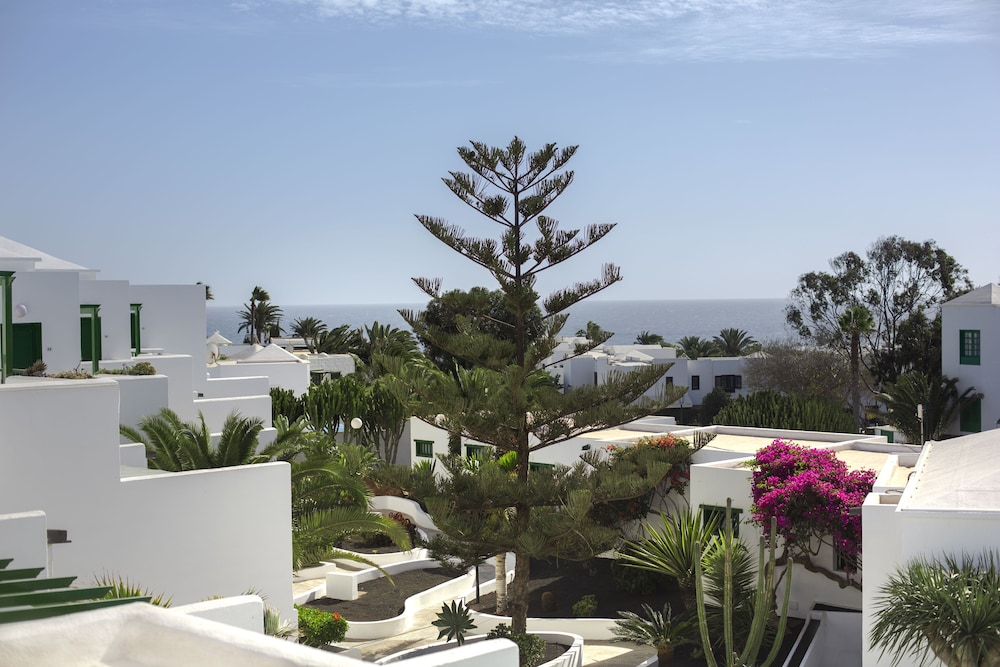 El Guarapo Apartamentos — Hotel building in Costa Teguise, Canary Islands