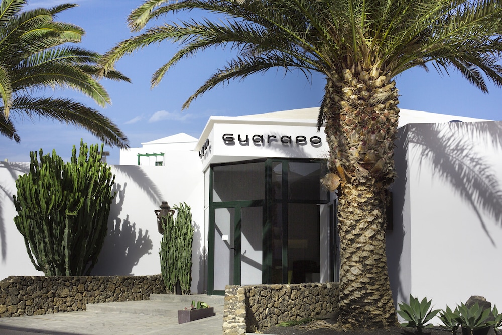 El Guarapo Apartamentos — Hotel building in Costa Teguise, Canary Islands