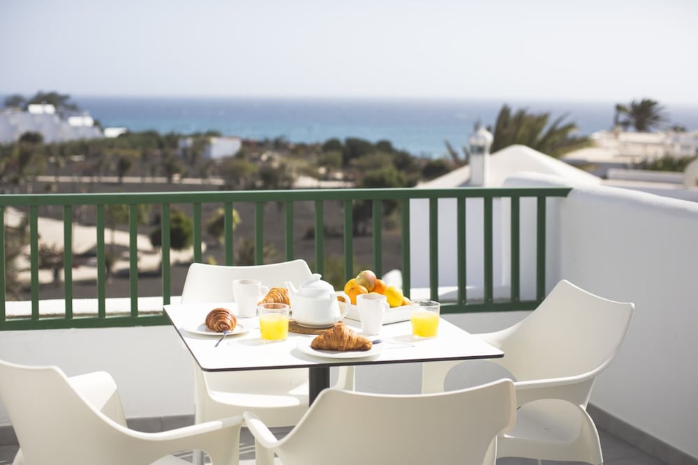 El Guarapo Apartamentos — Hotel rooms in Costa Teguise, Canary Islands
