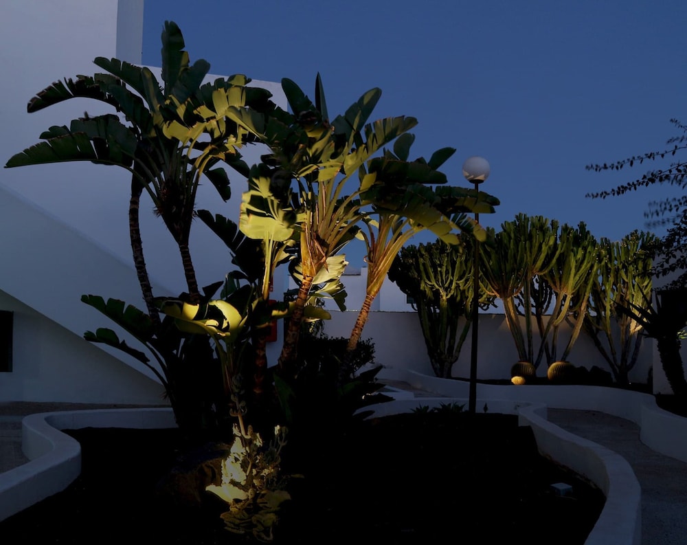 El Guarapo Apartamentos — Hotel building in Costa Teguise, Canary Islands