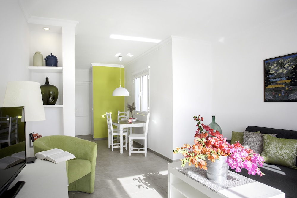 El Guarapo Apartamentos — Hotel rooms in Costa Teguise, Canary Islands