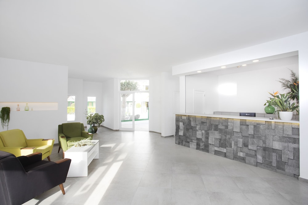 El Guarapo Apartamentos — Hotel building in Costa Teguise, Canary Islands