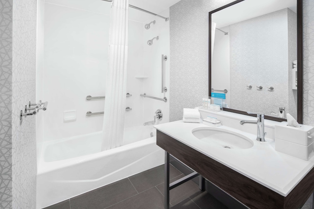 Hampton Inn & Suites Chicago Downtown — Hotel rooms in Chicago, Illinois