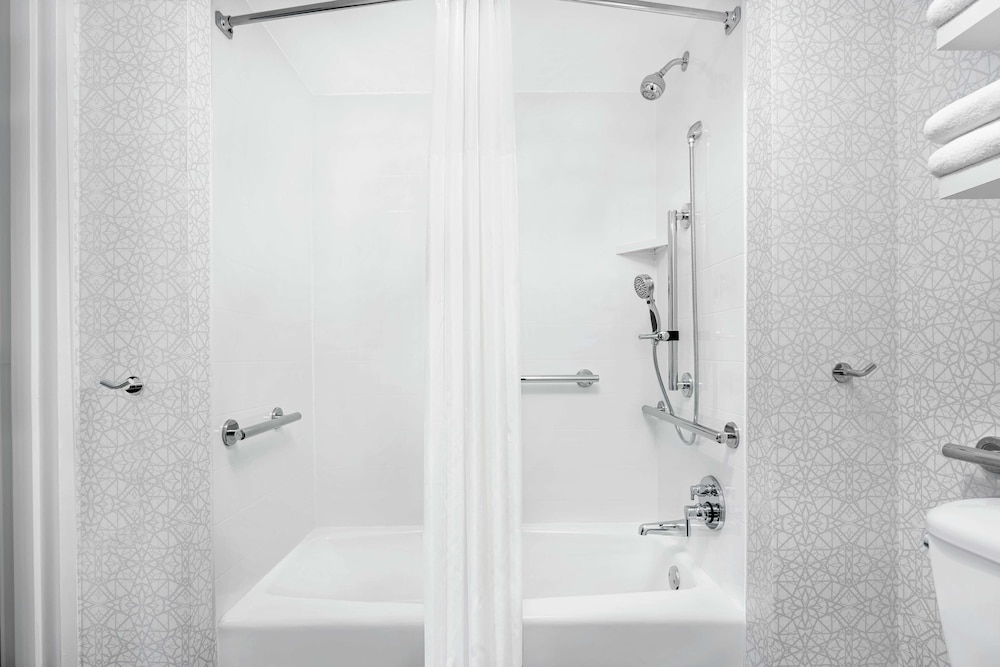 Hampton Inn & Suites Chicago Downtown — Hotel rooms in Chicago, Illinois