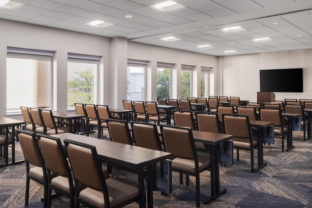 Hampton Inn & Suites Chicago Downtown — Hotel building in Chicago, Illinois