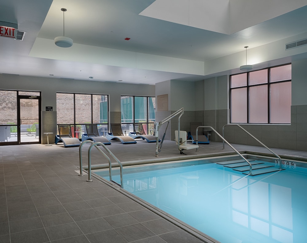 Hampton Inn & Suites Chicago Downtown — Swimming pool in Chicago, Illinois