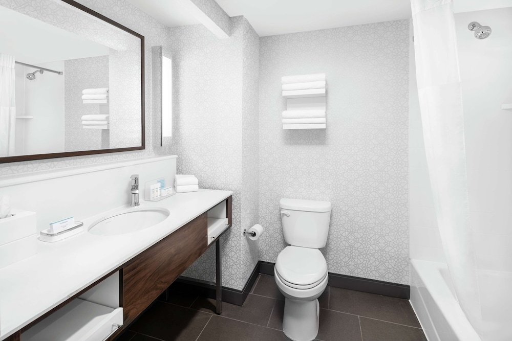 Hampton Inn & Suites Chicago Downtown — Hotel rooms in Chicago, Illinois