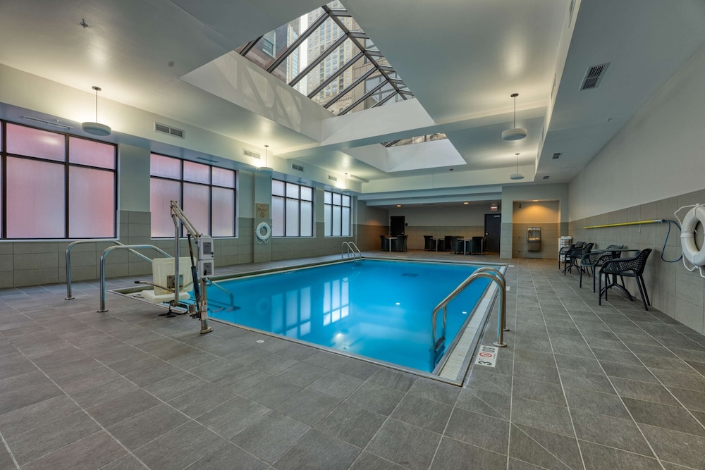 Hampton Inn & Suites Chicago Downtown — Swimming pool in Chicago, Illinois