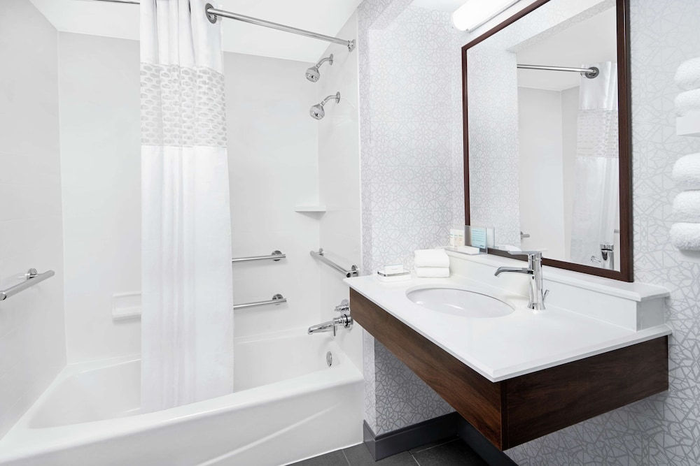 Hampton Inn & Suites Chicago Downtown — Hotel rooms in Chicago, Illinois