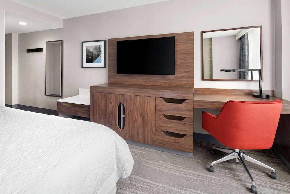 Hampton Inn & Suites Chicago Downtown — Hotel rooms in Chicago, Illinois