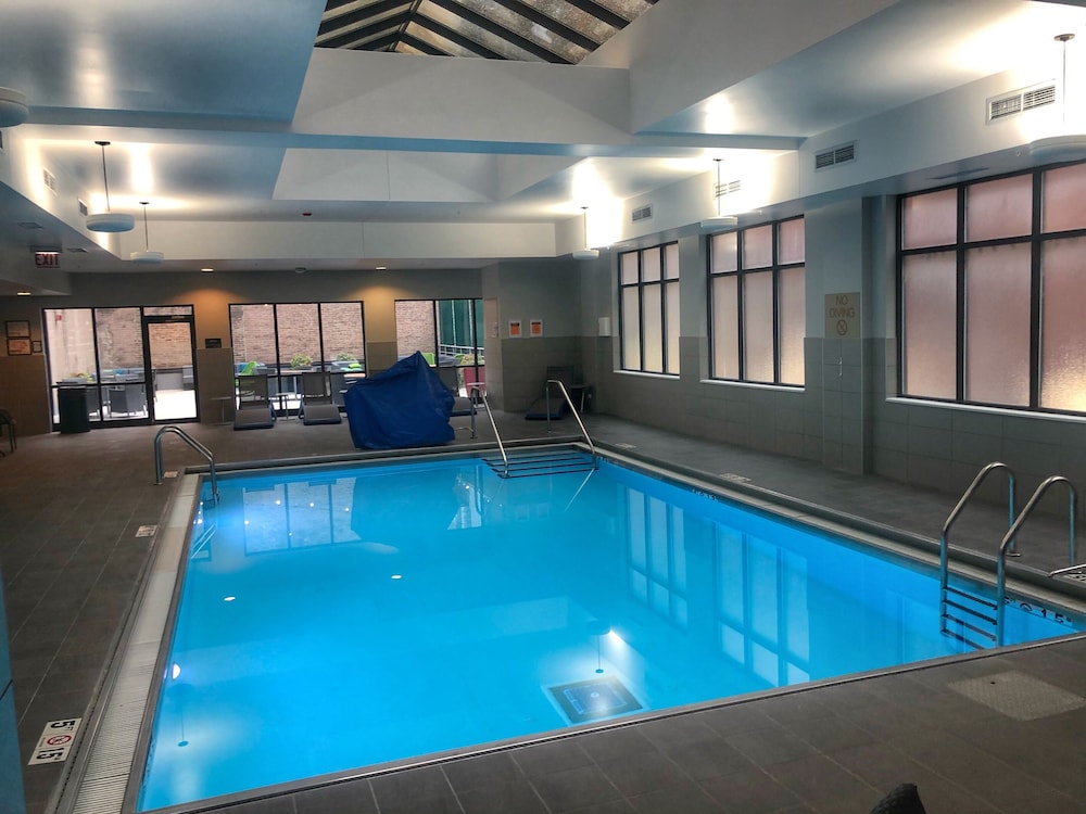 Hampton Inn & Suites Chicago Downtown — Swimming pool in Chicago, Illinois