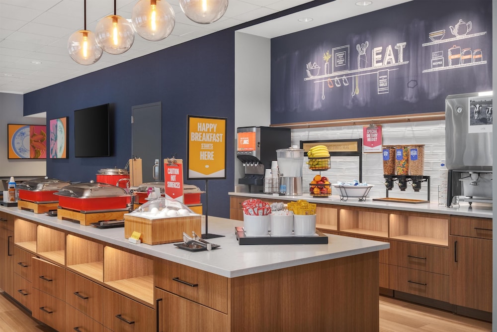 Hampton Inn & Suites Chicago Downtown — Restaurant & bars in Chicago, Illinois
