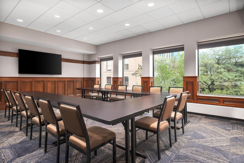 Hampton Inn & Suites Chicago Downtown — Hotel building in Chicago, Illinois