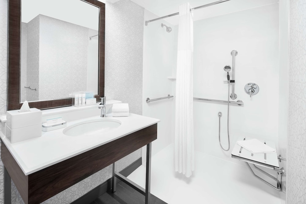 Hampton Inn & Suites Chicago Downtown — Hotel rooms in Chicago, Illinois