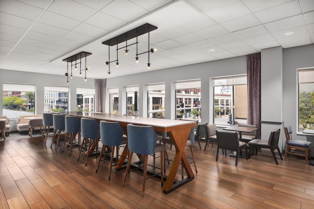 Hampton Inn & Suites Chicago Downtown — Restaurant & bars in Chicago, Illinois