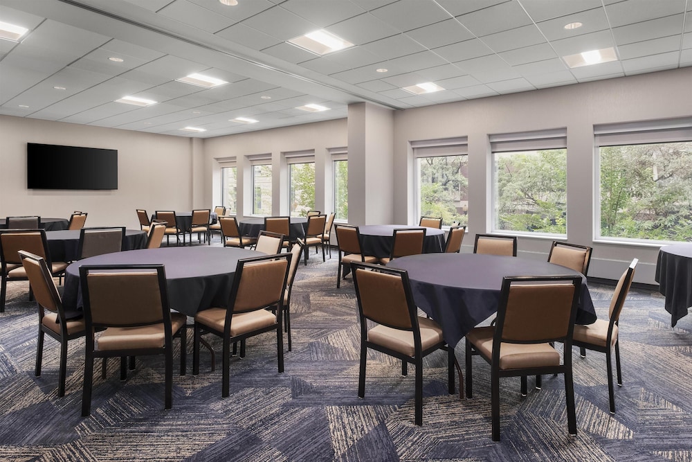 Hampton Inn & Suites Chicago Downtown — Restaurant & bars in Chicago, Illinois