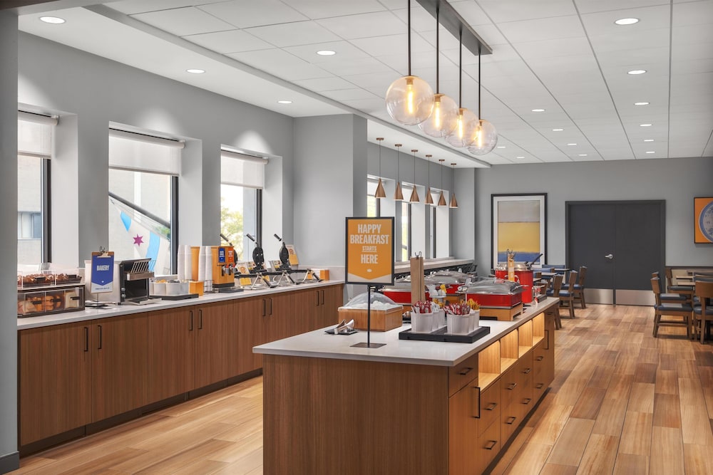 Hampton Inn & Suites Chicago Downtown — Restaurant & bars in Chicago, Illinois