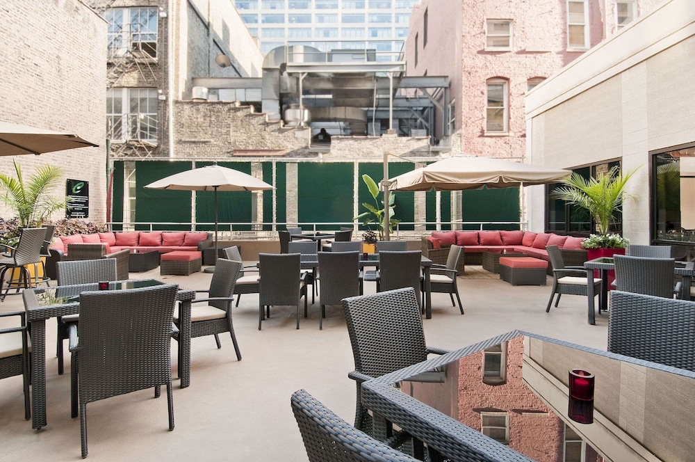 Hampton Inn & Suites Chicago Downtown — Restaurant & bars in Chicago, Illinois