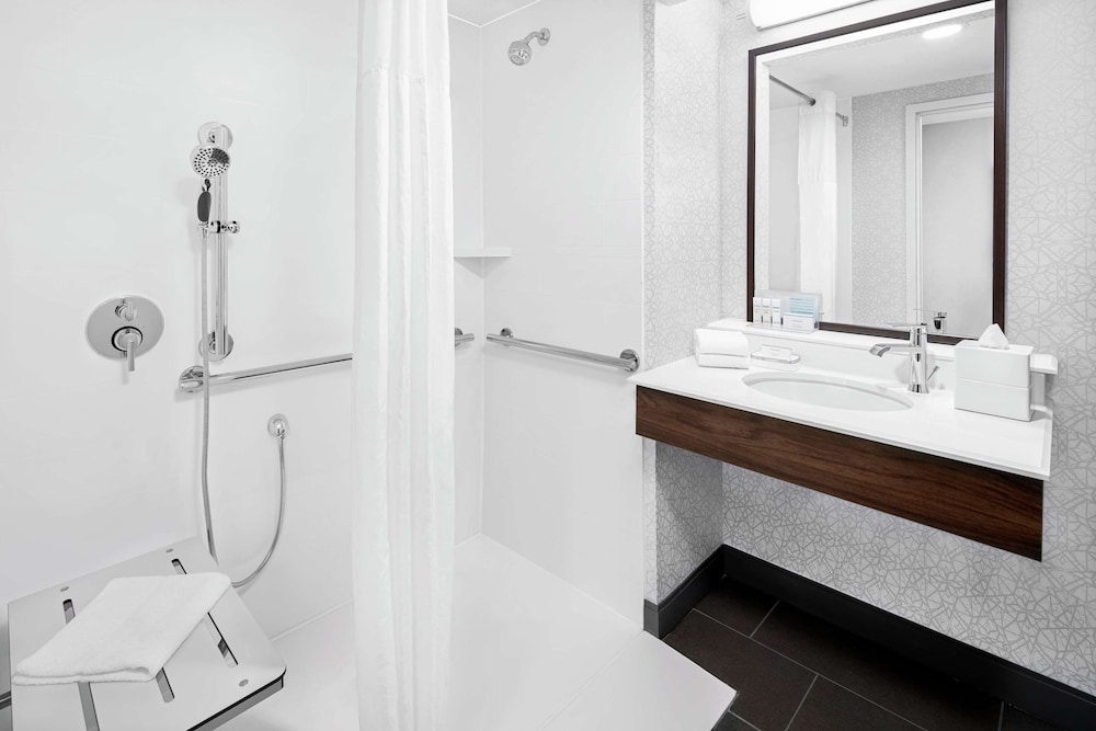 Hampton Inn & Suites Chicago Downtown — Hotel rooms in Chicago, Illinois